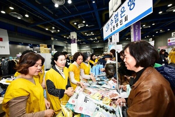 Sh수협은행은 지난 10일 서울 삼성동 코엑스에서 열린 '2025 적십자 바자회'에 동참했다. /사진-Sh수협은행