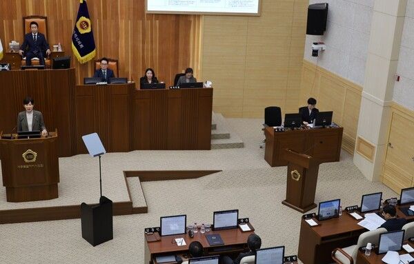 ▲12일 오전 10시 45분 현재, 최민호 세종시장의 자리(우측 하단)가 비어있는 가운데 이현정 세종시의원이 시정질문을 진행하고 있다. /사진-세종시의회