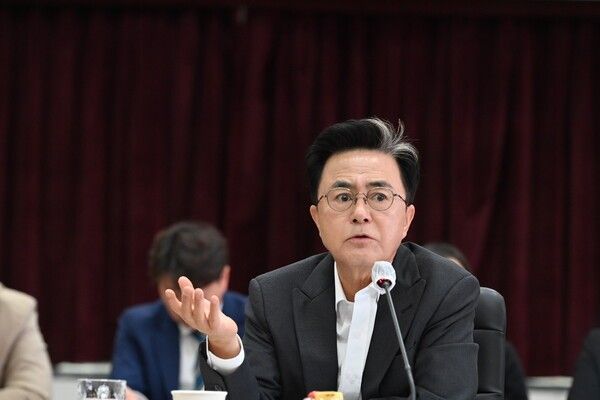 ▲김태흠 충남도지사가 이재명 대통령에게 충남혁신도시 과학영재학교 건립과 국립치의학연구원 천안 설립 지원을 요청하고 있다. /사진-충남도