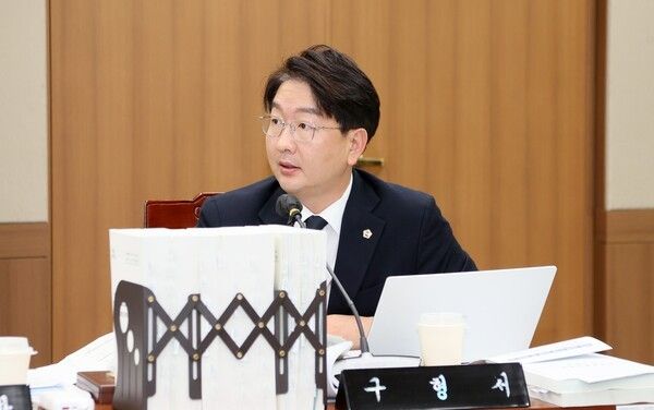 ▲질의 중인 구형서(천안4·더불어민주당) 충남도의원 모습. /사진-충남도의회