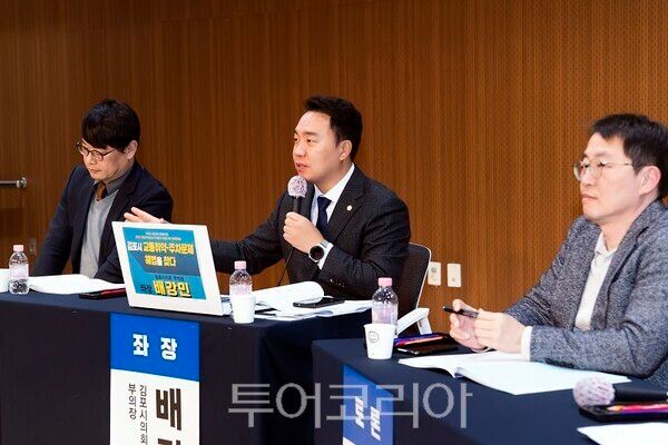 김포시의회가 지난 11일 장기도서관에서개최한 ‘제16회 김포시 교통취약 해소와 주차환경 개선을 위한 정책토론회’에서 배강민 부의장이 개회사를 하고 있다 .