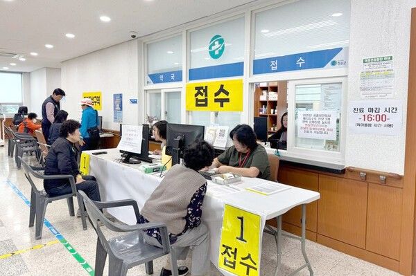 청송보건의료원 인플루엔자 무료접종 접수 모습./사진-청송군