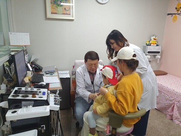 경북 최초로 도입된 청도군 보건소의 공공릐료 소아청소년과 진료 모습./사진-청도군