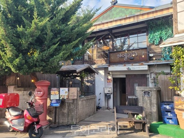 동백꽃 필 무렵 속 관광 스팟인 포항 구룡포 카페 까멜리아./사진-포항시