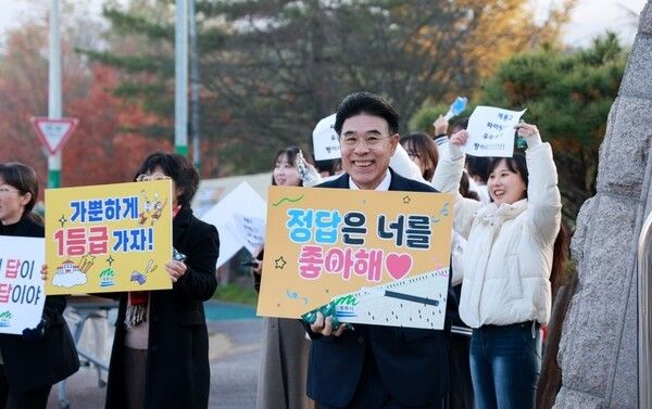 ▲이응우 계룡시장이 손팻말을 들고 2026학년도 대학수학능력시험에 참석하는 수험생들을 격려하고 있다. /사진-계룡시