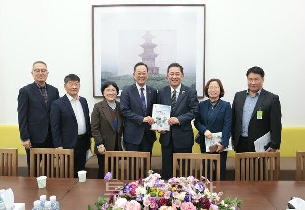 명현관 해남군수는 13일 국회를 방문해 주요 현안 사업의 국비 반영을 위한 총력전을 펼쳤다. /사진-해남군
