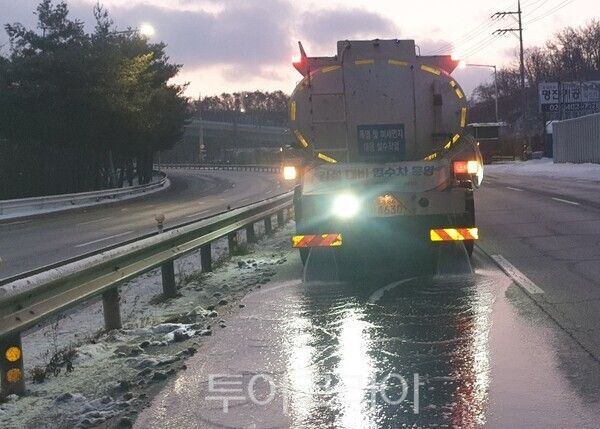 염수분사차량 제설 작업/사진=경기도