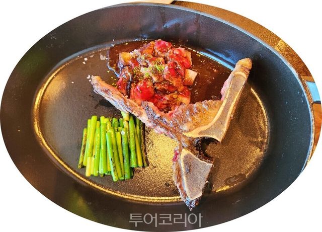 쫄깃한 식감을 즐길 수 있는 티본스테이크