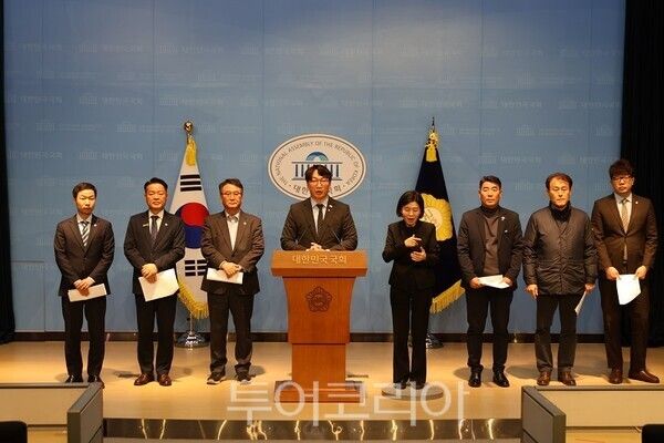 모경종 국회의원이 14일, 국회 소통관에서 검단지역 더불어민주당 시·구의원(인천시의원 이순학·김명주, 인천 서구의원 송승환·심우창·김남원·이영철)과 기자회견을 열고, 불공정·졸속으로 추진되는 인천서구 자원순환센터(신규 공공소각장) 입지선정 절차를 전면 재검토 하라고 촉구하고 있다.