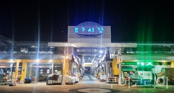 ▲충남 공주시 유구읍의 시 소유 장옥(공설시장형 점포)이 창고와 사무실로 사용되거나 비영업 점포가 방치되고 있다. /사진-독자제보