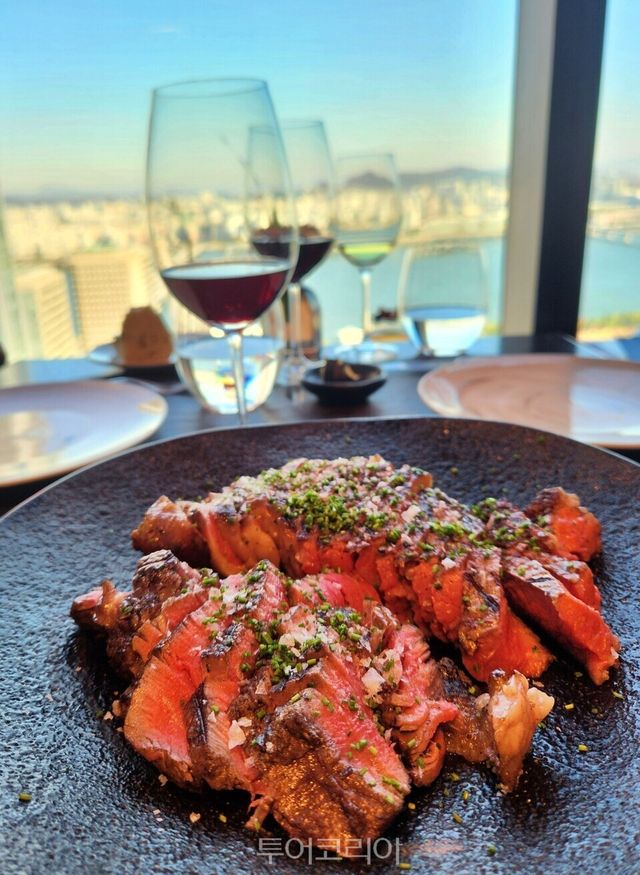 콘래드서울 숯. 더 붓처스 엣지에서는 서울의 스카이라인 즐기며 스테이크와 와인 페어링을 즐길 수 있다。&nbsp;