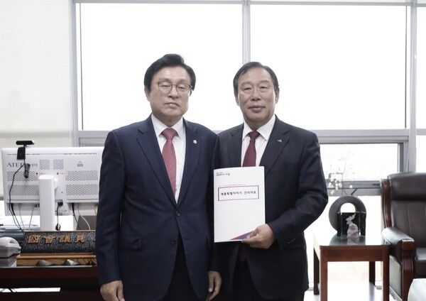 ▲왼쪽부터 박형수 예산결산특별위 국민의힘 간사, 최민호 세종시장. 사진-세종시