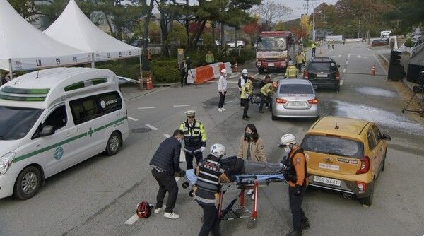 ▲지난 14일 공주시 백제체육관 일원에서 개최된 겨울철 폭설 대응 민관군 합동훈련 모습. /사진-공주시