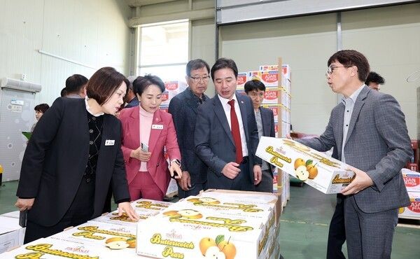 ▲충남도의회 농수산해양위원회 위원들이 14일, 아산원예농협 과수거점산지유통센터(APC)를 찾아 주력 과수의 집하·선별·저장·출하 현장을 점검하고 있다(왼쪽부터 이연희 위원장, 박미옥·김복만·신영호 위원). /사진-충남도의회