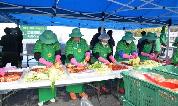 ▲양념 버무리기 작업 모습. /사진-논산시