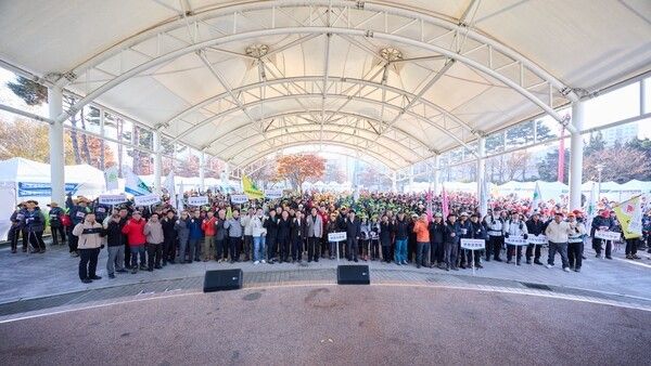 강수현 양주시장 제7회 경기도지사기 종합등반대회 참석자들가 기념촬영 모습(사진제공=강수현페이스북)