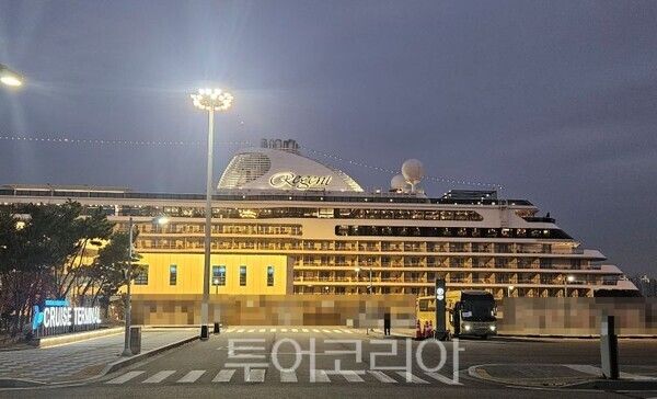 인천항에 정박한 ‘세븐시즈 익스플로러(Seven Seas Explorer)’호/투어코리아뉴스 김경남 기자
