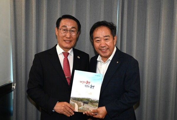 ▲왼쪽부터 이용록 홍성군수, 강승규 국회의원. 사진-홍성군