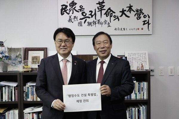 ▲왼쪽부터 황운하 국회의원, 최민호 세종시장. 사진-세종시