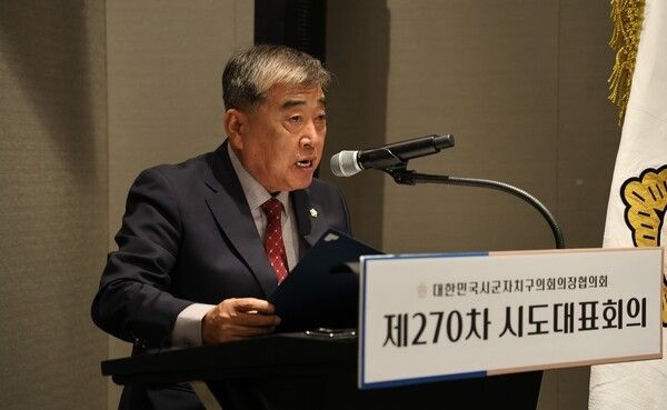 ▲김경제 서천군의회 의장이 ‘미이용 바이오매스 확대를 위한 관련 법규 개정 건의안’을 발의하고 있다. 사진-서천군의회