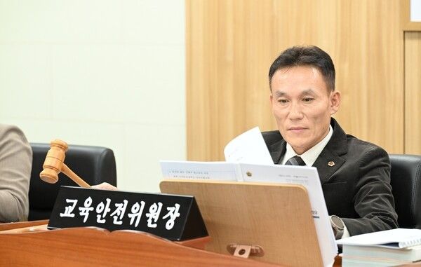 ▲윤지성 세종시의회 교육안전위원장이 지난 14일 추가경정예산안 심사 회의를 주재하고 있다. /사진-세종시의회