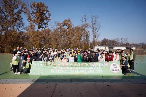 강수현 양주시장 백석읍 온가족 걷기대회 참석 기념촬영 모습(사진제공=강수현페이스북)