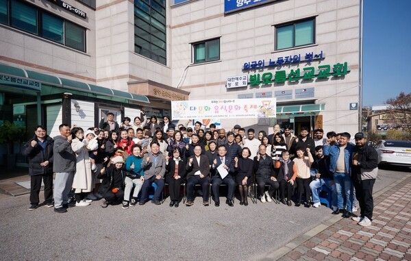 강수현 양주시장 다문화 음식축제 참석 기념촬영 모습(사진제공=강수현페이스북)