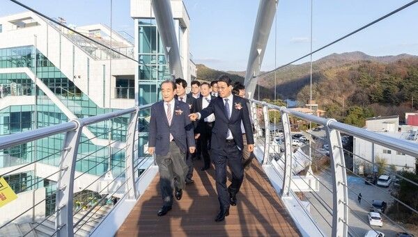 ▲김돈곤(오른쪽) 청양군수를 비롯한 관계자들이 지난 14일 준공된 칠갑타워를 걸으며 시설 곳곳을 둘러보고 있다. 사진-청양군