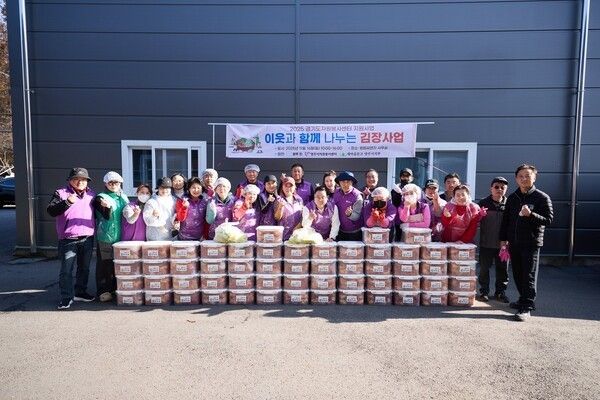 강수현 양주시장 김장나눔 행사 참석 기념촬영 모습(사진제공=강수현페이스북)