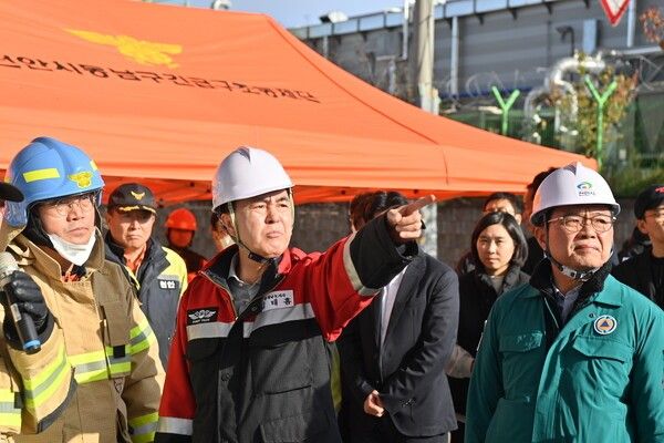 ▲지난 15일 충남 천안시 동남구 풍세산업단지 내 이랜드패션 물류센터에서 대형 화재가 발생한 가운데, 김태흠(가운데) 충남지사가 현장을 찾아 관계자들과 함께 화재 진압 상황을 점검하고 있다. /사진-충남도