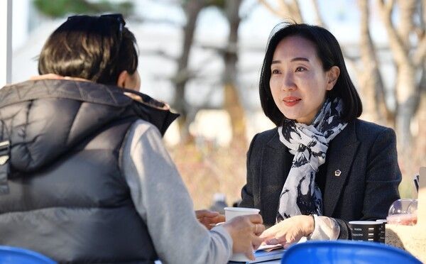 ▲나성동 주민의 목소리를 청취하고 있는 김효숙(오른쪽·나성동, 더불어민주당) 세종시의회 부의장 모습. /사진-세종시의회