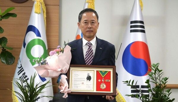 ▲충남개발공사(사장 김병근)가 지난 12일 충남도청 문예회관에서 열린 대한적십자사 창립 120주년 연차대회에서 ‘최고명예대장’을 수상했다. /사진-충남개발공사