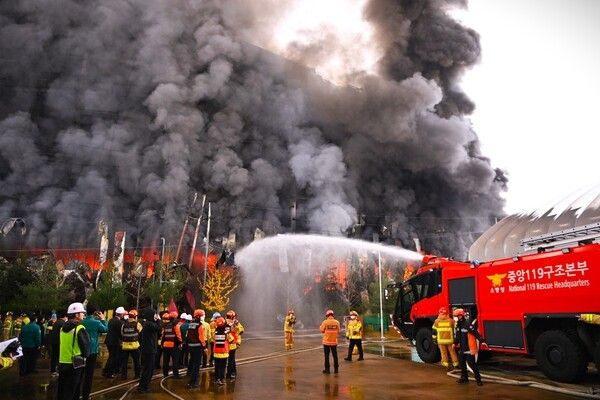 ▲이랜드패션 물류센터 화재 진압 현장 모습. /사진-충남도이랜드패션 물류센터 화재 진압 현장 모습. /사진-충남도