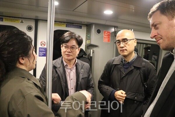 엘리자베스라인 지하철 안에서 관계자들의 설명을 듣고 있는 김병수 시장