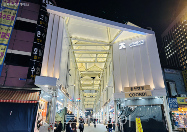 남대문시장 일대 혁신 프로젝트'의 하나로 시장 중심가 약 135m 구간에 한옥 처마를 형상화해 설치한 '아케이드'(비가림 시설). /사진=서울시&nbsp;