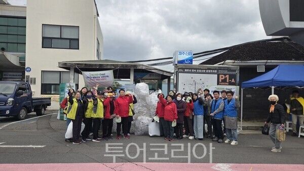 한국환경공단 광주전남제주환경본부는 17일 제주민속오일시장에서 분리배출 취약지역 개선을 위한 '그린리턴-Day' 캠페인을 진행했다. /사진-한국환경공단 광주전남제주환경본부