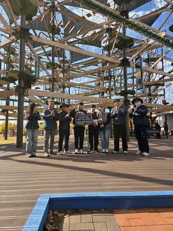 청도 스카이프레일 4만명 돌파 기념사진./사진-청도군