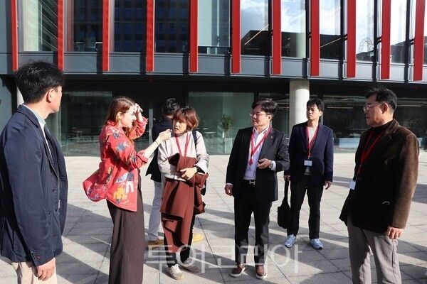 영국문화원 관계자의 설명을 듣고 있는 김병수 시장과 대표단