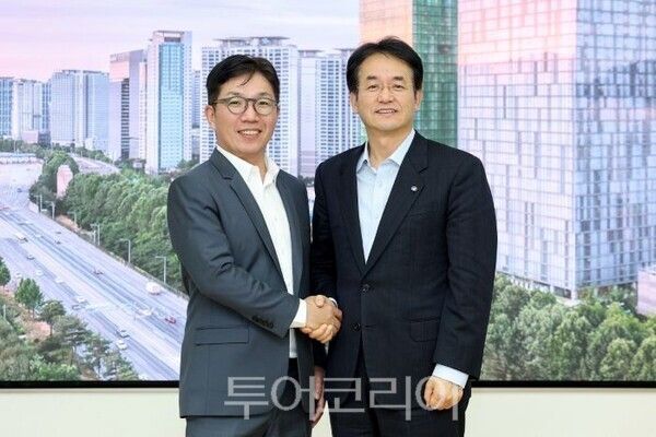 이동환 시장(오른쪽)과 김유원 대표/투어코리아뉴스 김경남 기자