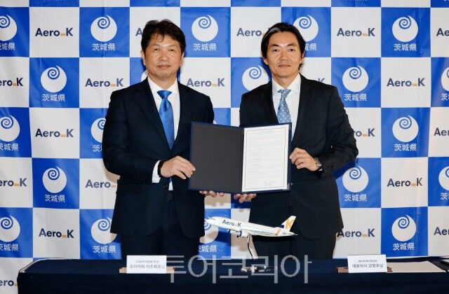 이바라키공항을 통한 관광활성화 업무협약(MOU)에 서명한 오이가와 카즈히코 이바라키현 지사(왼쪽)와 에어로케이항공 강병호 대표이사