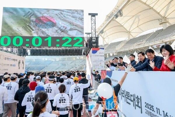 2025 손기정 평화마라톤대회에서 참가자와 하이파이브하는 이동환 시장(가운데)/투어코리아뉴스 김경남 기자