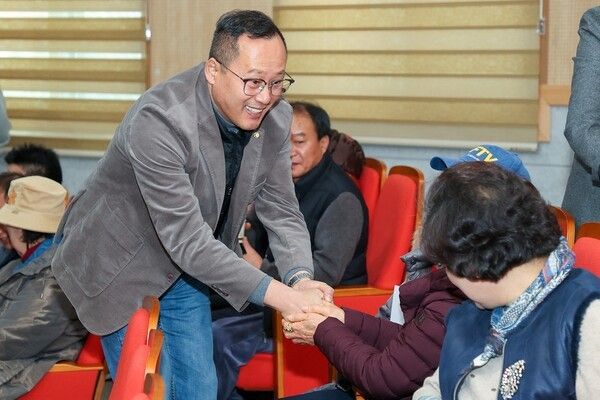 울릉군의회 홍성근 의원 2026 새해농업인 실용교육 참석 농업인들과 소통 인사 모습(사진제공=울릉군의회)