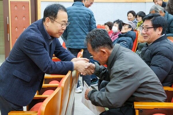 울릉군의회 이상식 의장 새해농업인 실용교육 참석 농업인들과 소통인사 모습(사진제공=울릉군의회)