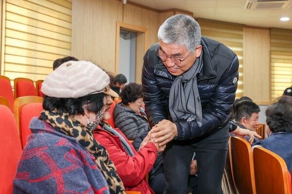 울릉군의회 공경식 의원 2026 새해농업인 실용교육 참석 농업인들과 소통 인사 모습(사진제공=울릉군의회)