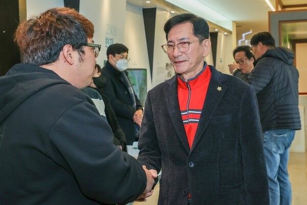 울릉군의회 최병호 의원 2026 새해농업인 실용교육 참석 농업인들과 소통 인사 모습(사진제공=울릉군의회)