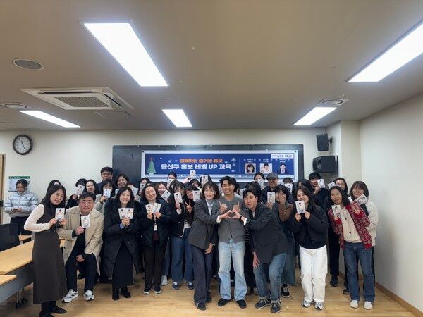 양주시 용산구청 홍보담당 직원들과 기념촬영 모습(사진제공=양주시청)