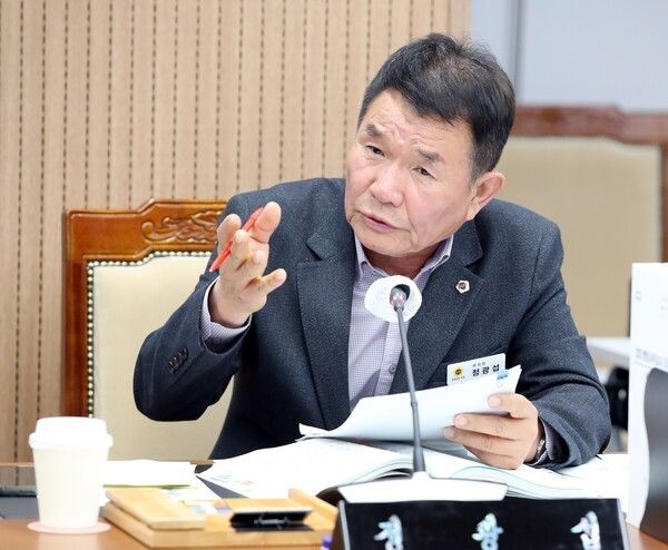 ▲질의 중인 정광섭(태안2·국민의힘) 충남도의원 모습. /사진-충남도의회