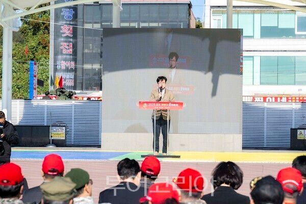 김포시가 1일 김포 함상공원 및 대명항 일대에서 개최한 ‘2025 김포 해병대 문화축제’에서 김병수 시장이 환영사를 하고 있다.