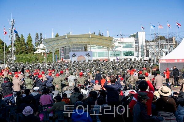 김포시가 1일 김포 함상공원 및 대명항 일대에서 ‘2025 김포 해병대 문화축제’를 개최하고 있다.