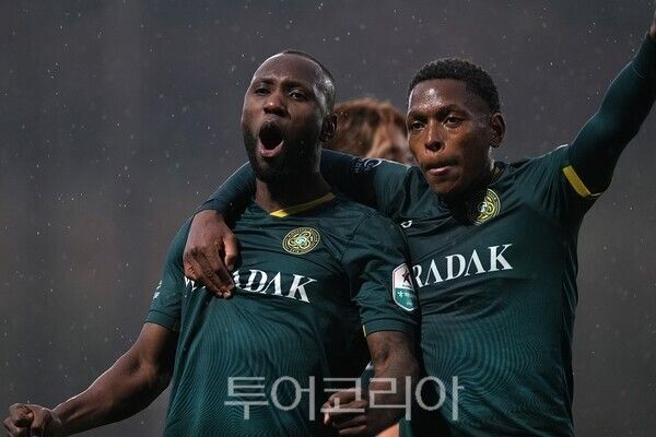 해트트릭을 기록한 루이스와 세 번째 골을 터트린 디자우마(좌측부터)